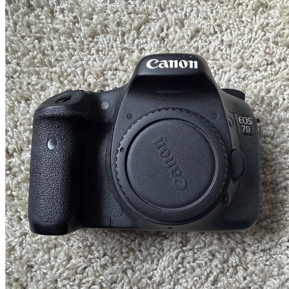 Canon EOS 7D Digital SLR Camera Body Only 18.0MP Black 3in LCD USB AF